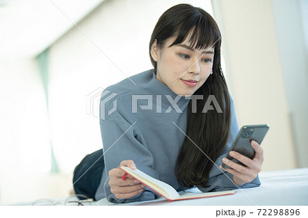 スマートフォン 女性 スマートフォン 女性 72298896