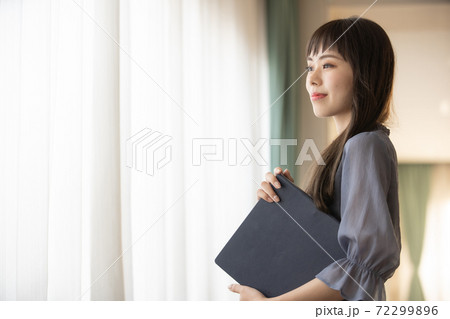 ファイルを持つ女性 ファイルを持つ女性 72299896