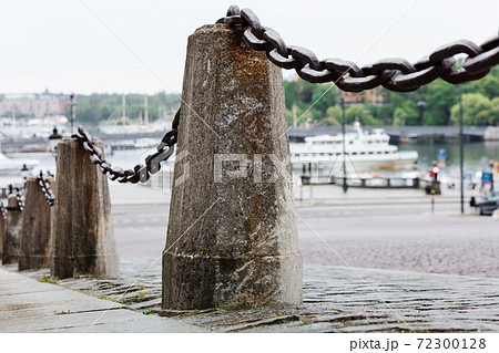 fencing of sidewalk in form of posts with chains 72300128