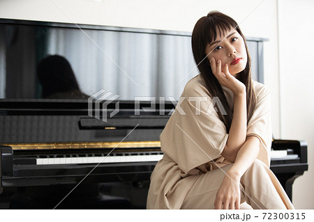 ピアニスト 女性の写真素材