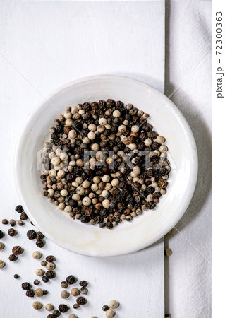 Mix of black and white pepper spices Mix of black and white pepper spices 72300363