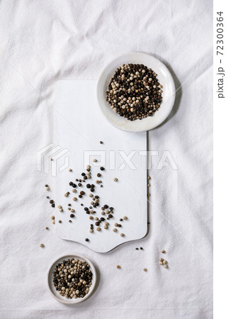 Mix of black and white pepper spices Mix of black and white pepper spices 72300364