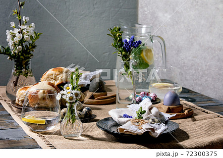 Easter table setting with cross buns 72300375