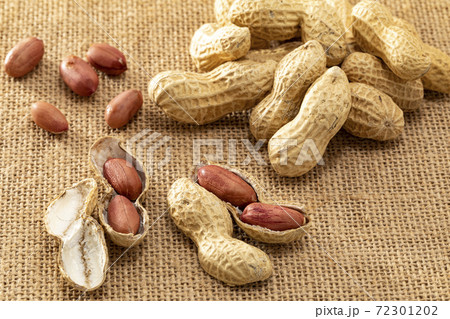 麻布の上に置いた殻付きの落花生 麻布の上に置いた殻付きの落花生 72301202