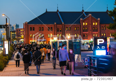 日本の横浜都市景観 コロナ禍の横浜。横浜赤レンガ倉庫などを望む。マスク姿の人、人、人…＝12月6日 72301467