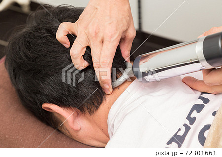 マッサージ(整体、骨盤矯正)をうける男性 マッサージ(整体、骨盤矯正)をうける男性 72301661