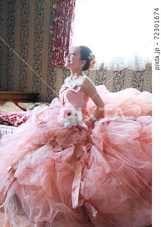 お色直しウエディングフォト☆ピンクカラードレスの新婦の写真素材 