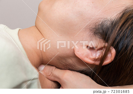 マッサージ（整体、骨盤矯正）をうける女性 72301685