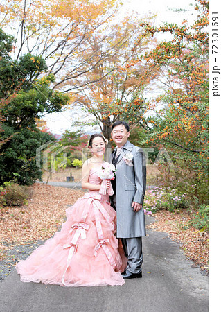 お色直しウエディングフォト☆ピンクカラードレスの写真素材 [72301691 