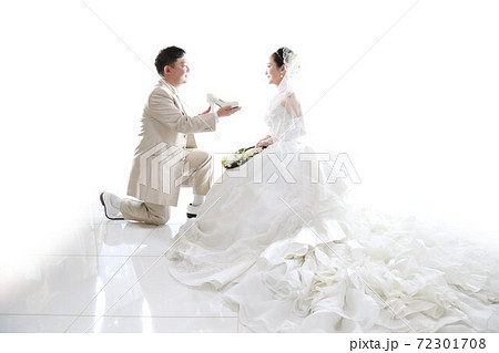 写真だけの結婚式ウエディングフォト 新郎新婦の写真素材