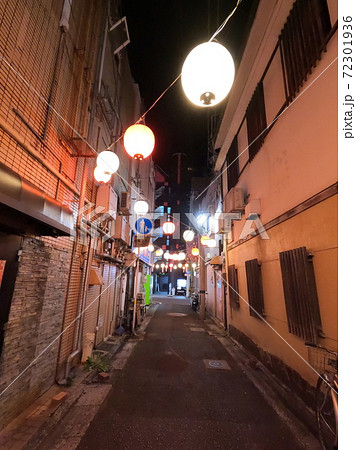 提灯がぶら下がる宮崎西橘通り歓楽街の町並み 提灯がぶら下がる宮崎西橘通り歓楽街の町並み 72301936