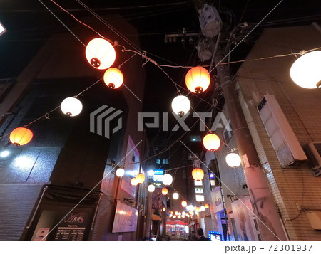 提灯がぶら下がる宮崎西橘通り歓楽街の町並み 提灯がぶら下がる宮崎西橘通り歓楽街の町並み 72301937
