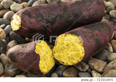 石の上に置いた石焼き芋 72301945