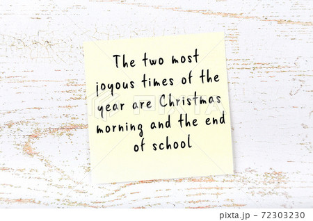 Wise quote on sticky note on wooden wall  72303230