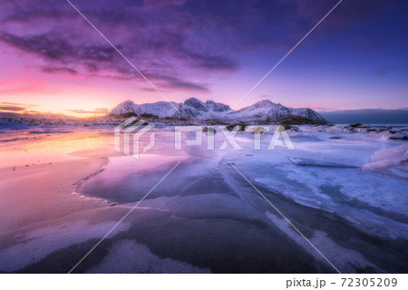 Frozen sea coast at colorful sunset in Lofoten islands, Norway 72305209