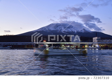 初冬の北海道森町砂原港を出入りする漁船の夜明けの風景を撮影 初冬の北海道森町砂原港を出入りする漁船の夜明けの風景を撮影 72307310