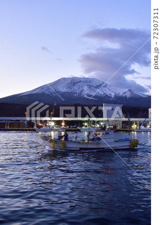 初冬の北海道森町砂原港を出入りする漁船の夜明けの風景を撮影 初冬の北海道森町砂原港を出入りする漁船の夜明けの風景を撮影 72307311