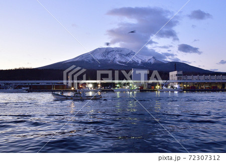 初冬の北海道森町砂原港を出入りする漁船の夜明けの風景を撮影 72307312
