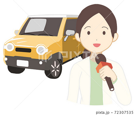 車を紹介するリポーター　女性(線無し) 72307535