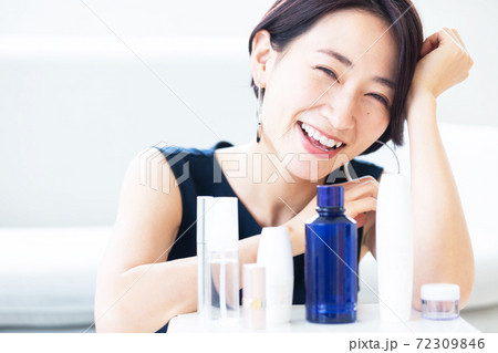 スキンケア ビューティー 女性 スキンケア ビューティー 女性 72309846