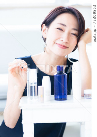 スキンケア　ビューティー　女性 72309853