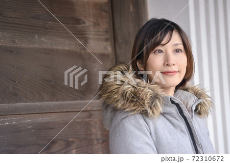 小江戸佐原の街角でポーズをとる若い女性 小江戸佐原の街角でポーズをとる若い女性 72310672