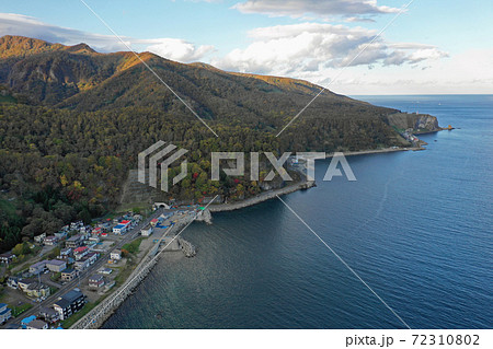 知床半島の羅臼の海の上空から 知床半島の羅臼の海の上空から 72310802