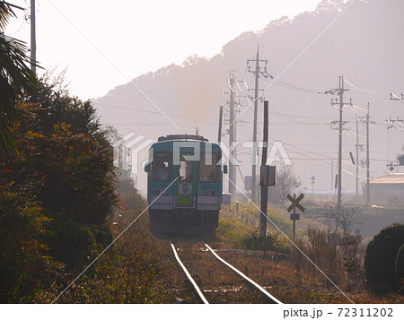 朝靄の中をゆく北条鉄道「網引駅（あびきえき）より」 72311202