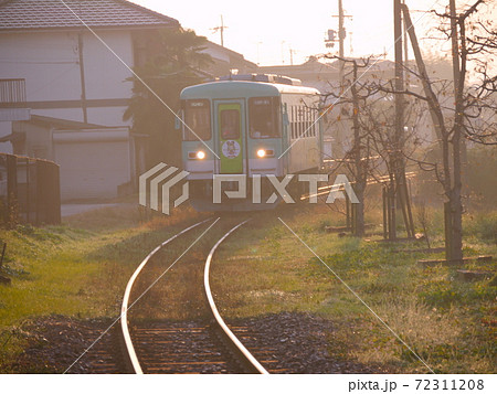 朝靄の中をゆく北条鉄道「網引駅（あびきえき）より」 72311208