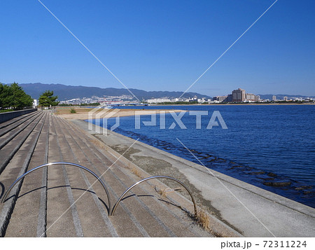 兵庫県立甲子園浜海浜公園/背景に六甲山を展望 72311224