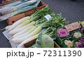青空市場に並ぶ越冬野菜 72311390