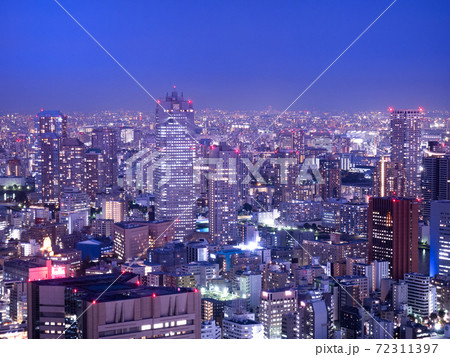 東京都 夕暮れの聖路加ガーデンと商業地域 東京都 夕暮れの聖路加ガーデンと商業地域 72311397