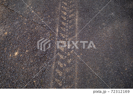 道路のタイヤ痕 72312169