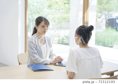 ビジネス　話をするアドバイザー 72312193