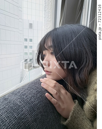 外を眺める女性 72312416
