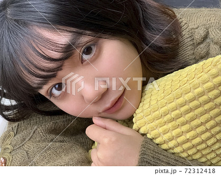 かわいい女性のポートレート 72312418
