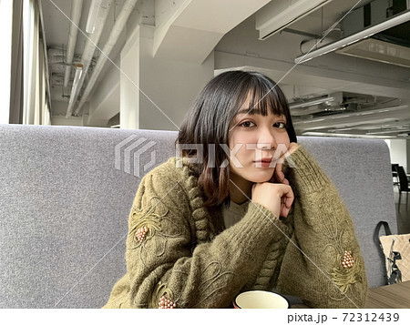 カフェで過ごす女性のポートレート 72312439