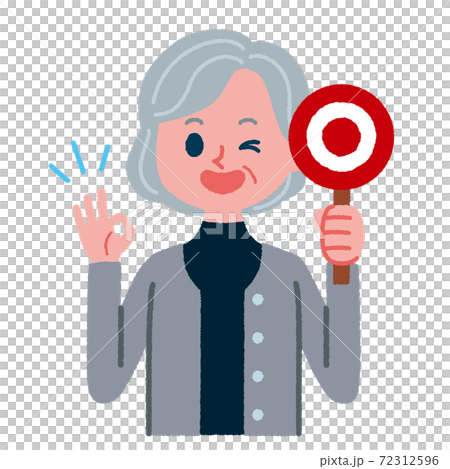 マル札を持っているシニア女性のイラスト素材 マル札を持っているシニア女性のイラスト素材 72312596