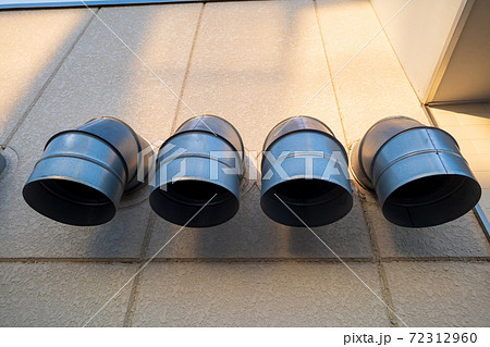 コインランドリー店舗の外にある排気ダクト 72312960