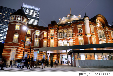 日本の東京都市景観 東京駅丸の内北口や赤レンガ駅舎などを望む（夜景）＝11月27日 72313437