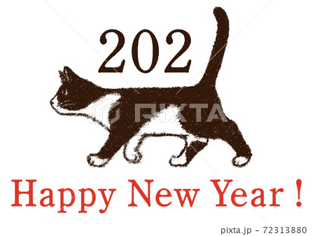 しっぽで2021年（ホルスタイン模様の猫がしっぽを立てて歩くタイポグラフィー年賀状イラスト） 72313880
