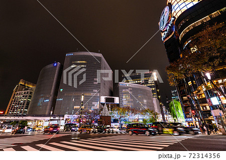 日本の東京都市景観 数寄屋橋の交差点から有楽町マリオンなどを望む（夜景）＝2020年11月27日 72314356