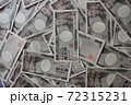 ばらまかれた一万円札 72315231
