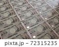 整列して並べられた一万円札 72315235