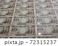 整列して並べられた一万円札 72315237