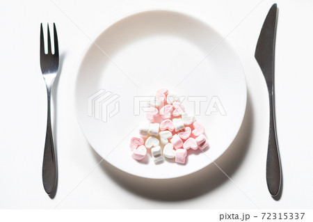 お皿にハート型のマシュマロ　写真素材 72315337