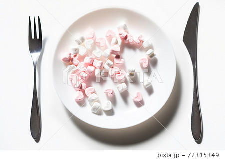 お皿にのせたハート型のマシュマロ　写真素材 72315349