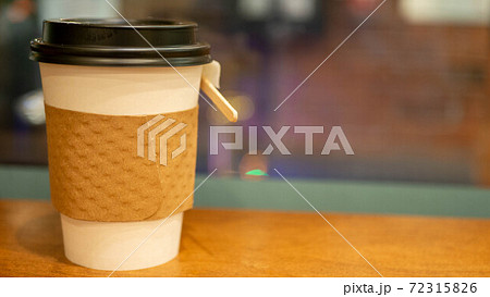 カフェで持ち帰り用のカップに入ったコーヒー カフェで持ち帰り用のカップに入ったコーヒー 72315826