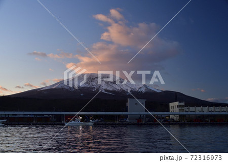 初冬の北海道森町砂原港と砂原岳の夜明けの風景を撮影 初冬の北海道森町砂原港と砂原岳の夜明けの風景を撮影 72316973