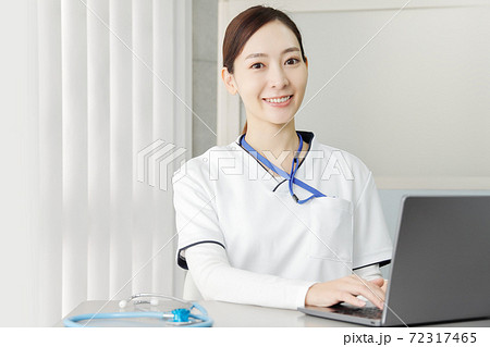 笑顔で対応する女性医師 72317465